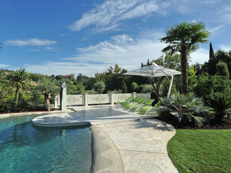 piscina di villa privata sul Garda